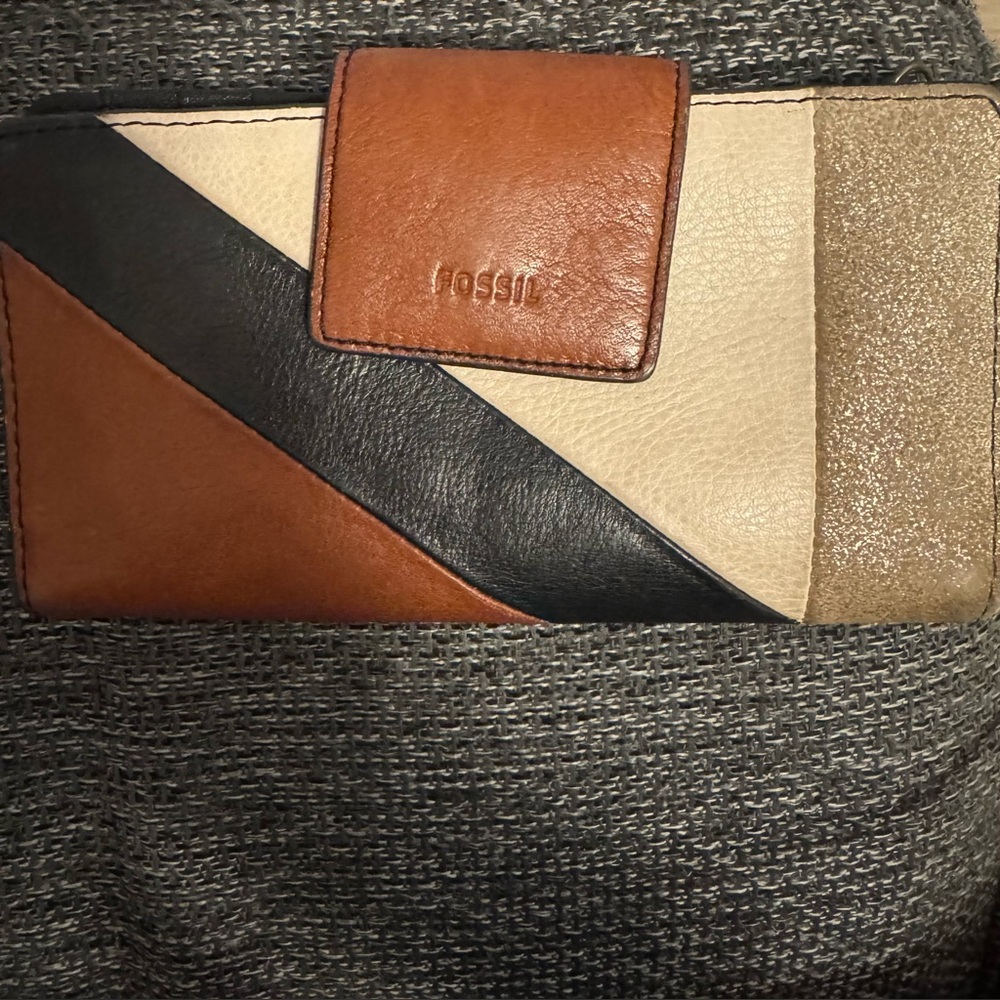 🤎 Fossil Colorblock Leather Wallet